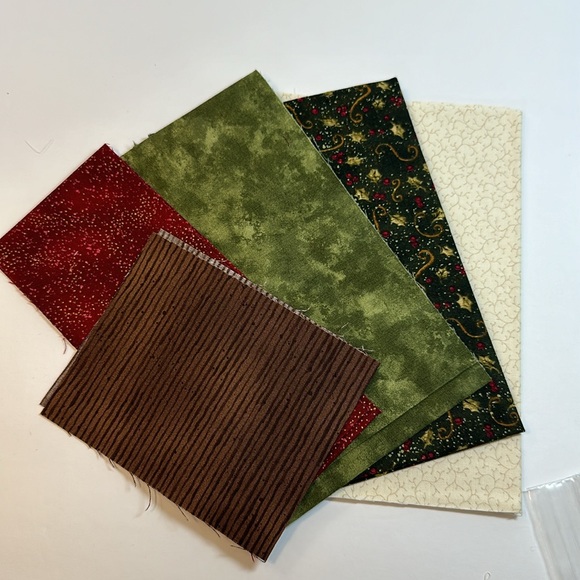 “Deck the Halls” Wall Hanging quilt kit - Picture 2 of 3